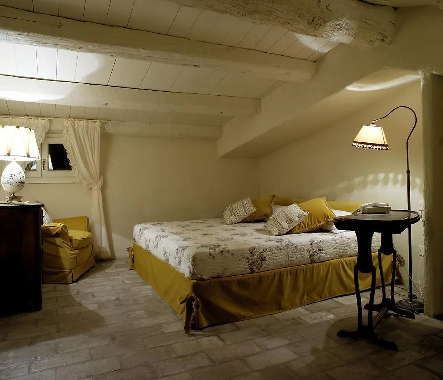 Le Suites Di Ca Teresa Montescudo Guest house